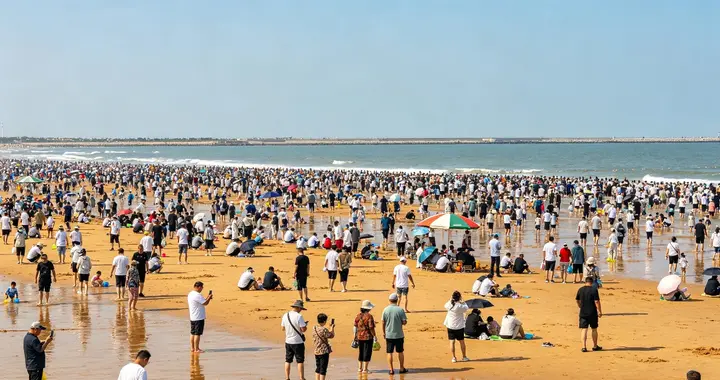 山东日照：海滩人山人海，暑期出游如何避开拥挤糟心事