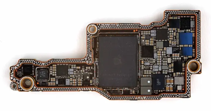 iPhone 18 Pro主板实拍图：芯片凭借新一代封装技术拥有更大面积