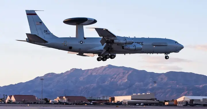 E-3预警机断成两节，500官兵遭遇导弹袭击，美军为何打死不承认？