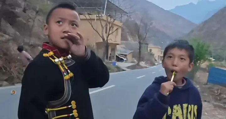 美国网红和大凉山小孩哥的视频传到外网，中国孩子的知识面出圈了
