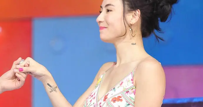 张柏芝舞台小吊带裙穿搭，脚踩高跟，性感迷人