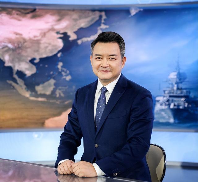 央视主持人李佳明：31岁因一句话离央视赴美国，如今50岁怎样了？
