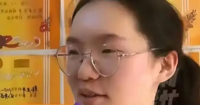 寒门女孩699分登央视爆红，转眼沦为众人流量消遣，实在让人寒心