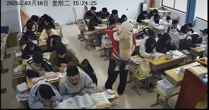 讲桌下藏着1岁娃！云南教师的“硬核带娃”，笑着笑着就哭了