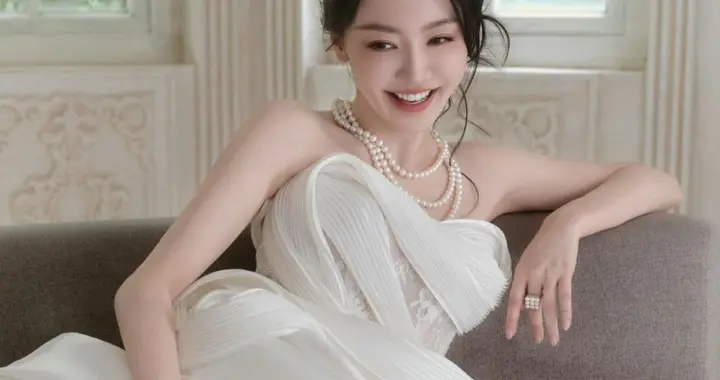 黄梦莹白纱礼服，尽显女神气质