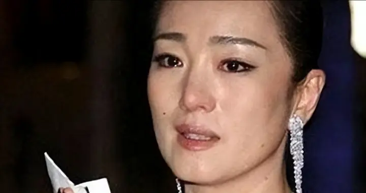 难怪巩俐极少回国，原来姐姐父亲和爱人，都成了她心中永远的痛