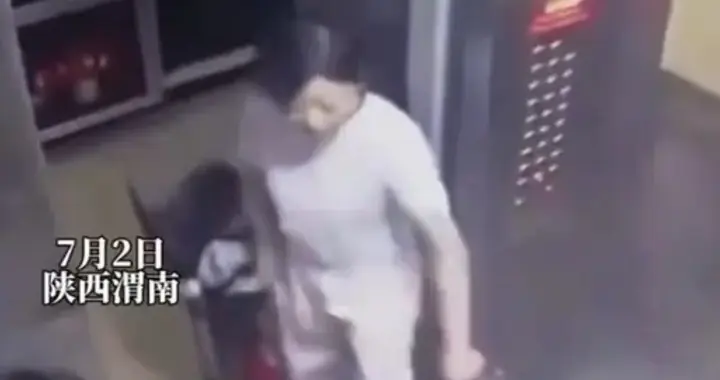 9岁女孩电梯里摸了下车把，被女子当众扇脸红肿，对方拒不协商