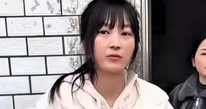 呆呆妹爆火背后，粉丝突破百万，收入惊人！网友:这钱也太好赚了