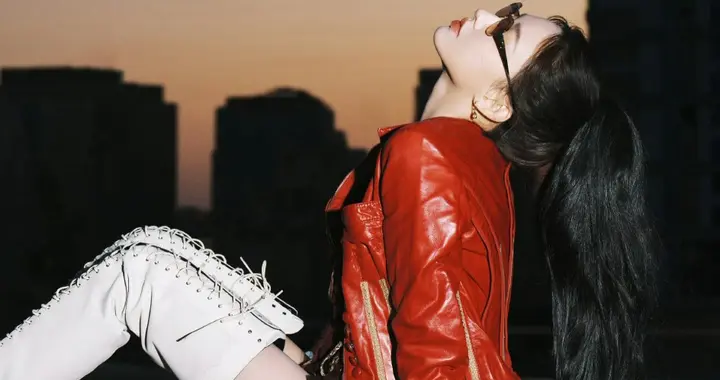 程潇铁锈与红衣碰撞出复古张力，是冷艳又热烈的美