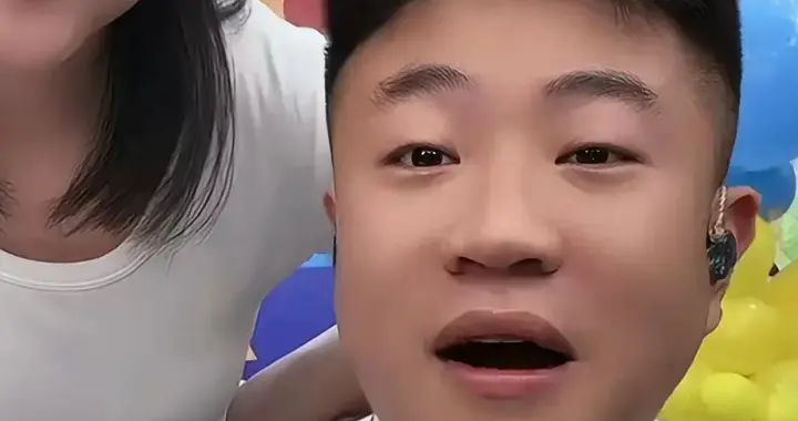 王亮态度变化大，收到后妈红包，眉眼玩笑赞不绝口，与旧事和解