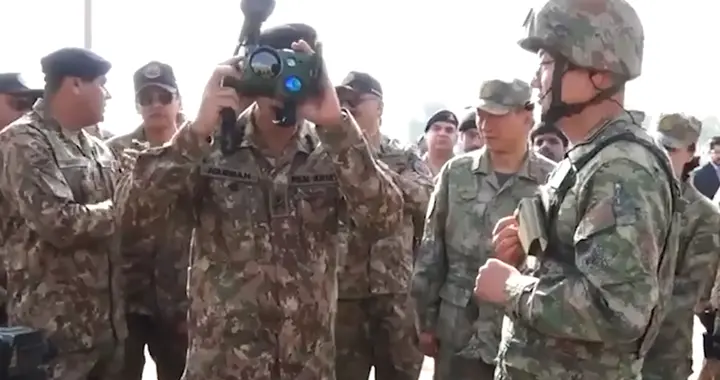 中巴联演，我军“刺客”导弹现身，全球最小让巴军司令爱不释手