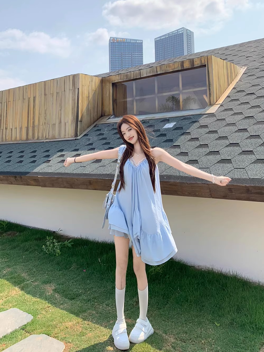 一条蓝色吊带裙套装的必备之旅！