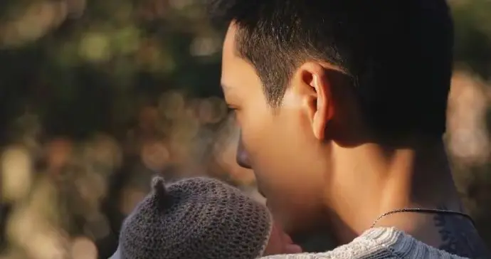 炸裂！何穗陈伟霆官宣生子4年地下恋藏不住了，情侣手链早露端倪