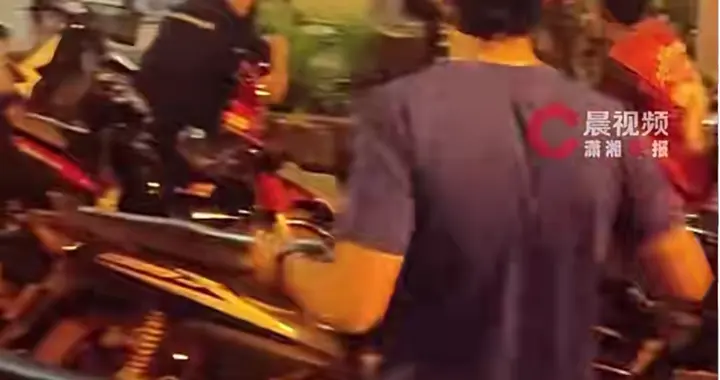 老挝街头现抢车潮：1000辆电动车15天被扫光，中国智造成破局关键