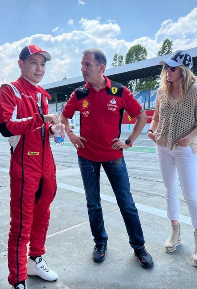 林志颖车祸后首次现身F1赛场，穿上赛车服英姿飒爽，容颜依旧帅气