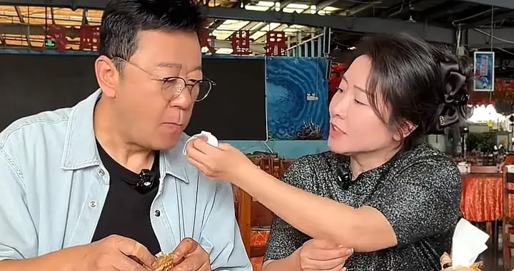 郭涛夫妇三亚逛农贸市场，小17岁老婆花钱节俭 郭涛请吃海鲜很疼她