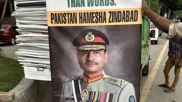 芬达讲故事：美：把这份文件签了。  巴