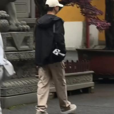 楠嘉说娱：李现现身杭州灵隐寺，随身带着相