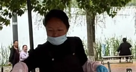 太解气！单亲妈妈被同行恶意“截胡”，全城排队替她“复仇”