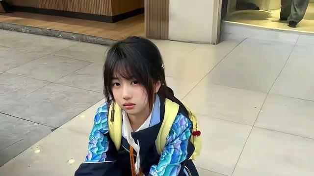 泥鳅小姐姐：小朋友，你怎么了，这么小的年