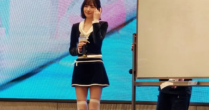 朴秀荣舞台白色长筒丝袜穿搭，纯欲又迷人