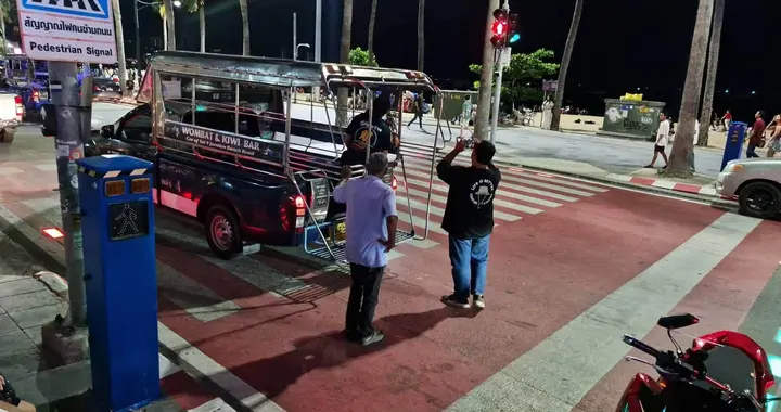 芭提雅醉酒闹剧：女子在双条车上喝多昏迷