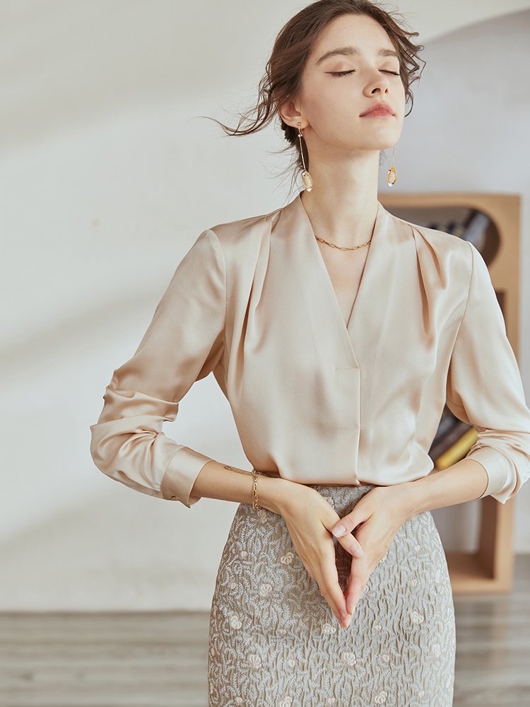 简约V领纯色衬衫 彰显通勤优雅