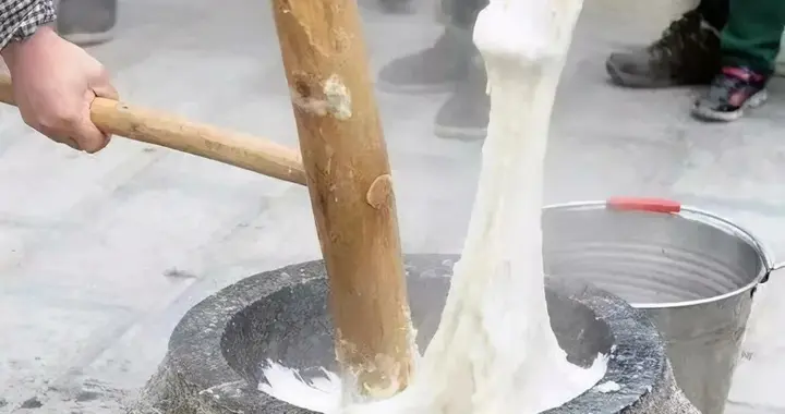 《腊味飘香时，糍粑成“金粑”：乡村冬日增收的烟火气生意》