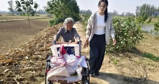 路短情长，河南108岁老娘走三里路看望80岁患病的女儿。