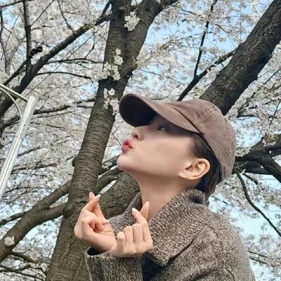 夜樱小录：何超莲这组樱花合照也太有氛围感