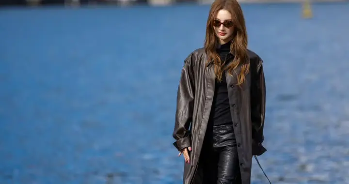 金晨今日份营业美照，一身衣皮长筒靴穿搭，又酷又美