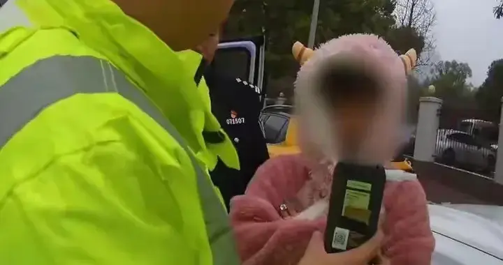 女子送娃上学出事故，发誓没喝酒，一查竟是醉驾，网友：太离谱了