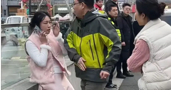 扬州车祸剐蹭后续，1巴掌赔3万，辅警也被追责？