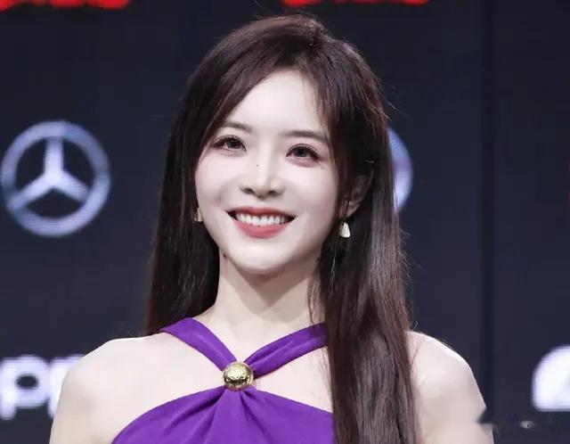 余霜一袭紫色包臀长裙，好身材尽显