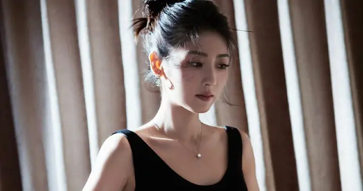 邢菲黑裙倩影：半明半昧抖落光尘，于无声处尽感秋意翩然 ​​​