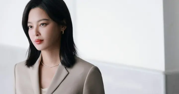 辛芷蕾今日份上班美照，霸气十足的职场女王，真有范儿