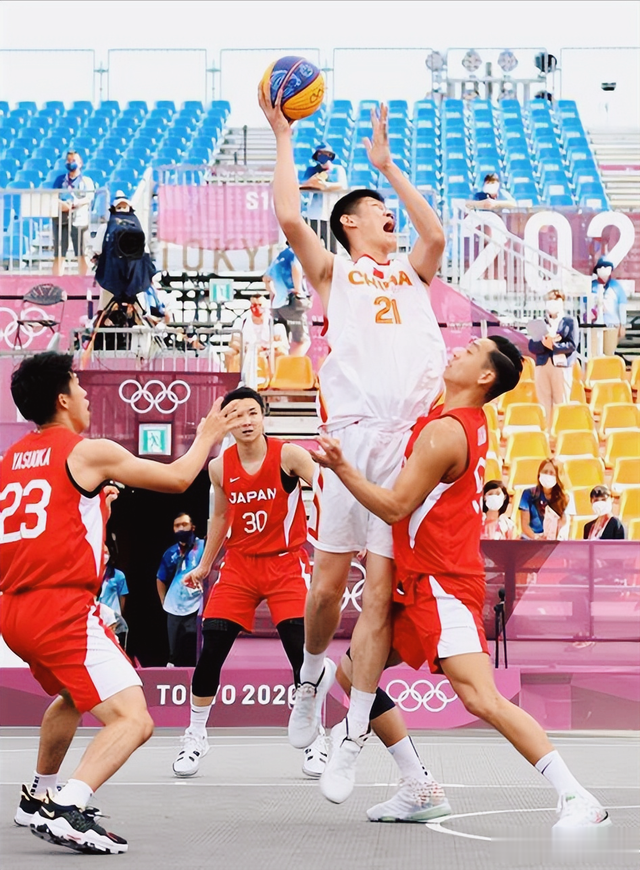 广厦1-1扳平总比分！胡金秋赛后举动引全场关注，粉丝心疼不已！