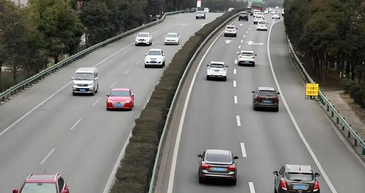 车坏在高速上，首先要给谁打电话？记牢了，弄错容易吃亏