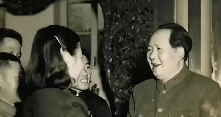 1950年，女司机田桂英和主席握手故意使了把劲，主席：脾气还不小