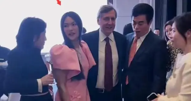 李湘“铺路”过头了！女儿才16岁，就往霍启刚 何超琼大佬圈里硬挤