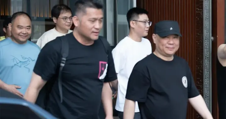 德云社侯震住海景房，晒沙滩照，三亚演出顺便度假，黑粉气得牙痒