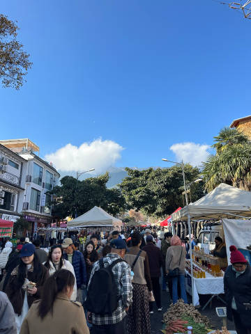 今天去赶集了 然后买了三件衣服两个帽子。<br /> <br />朋友...