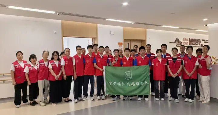 暖心敬老行 开展暑期志愿活动