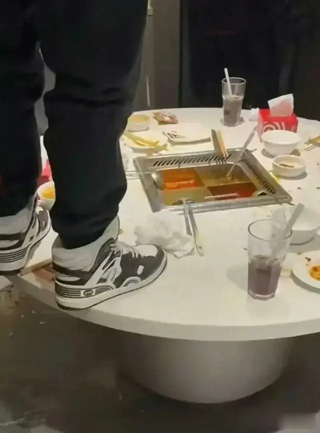 海底捞撒尿事件，正常孩子干不出这事！父母哭诉求原谅？