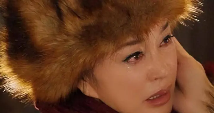 钱再多有什么用？刘晓庆意外摔倒、反应迟缓，令人担心的事发生了