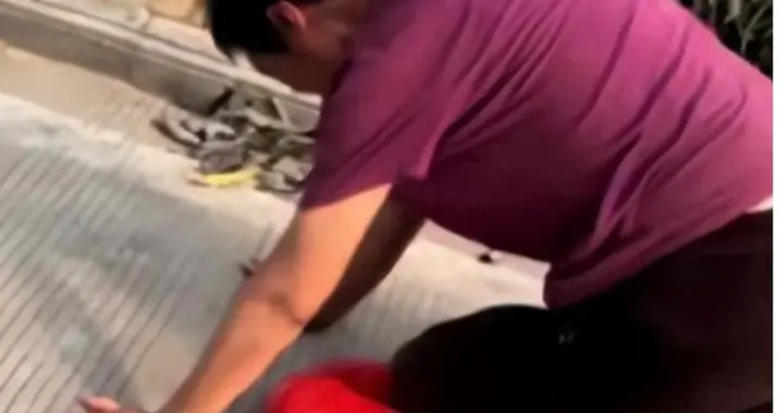 她喊救命，他掏手机，她躲镜头走了，到底谁羞辱了谁？