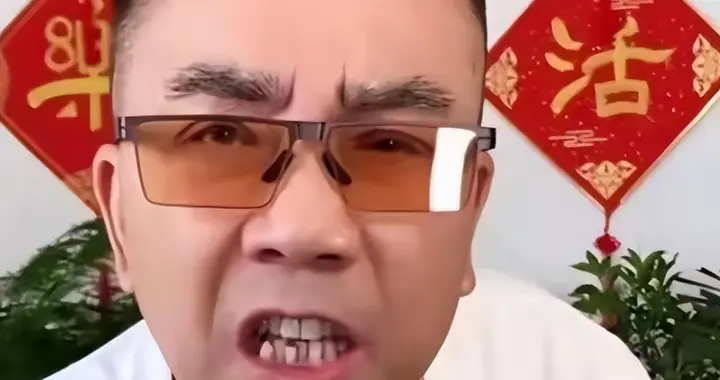 杨议黑脸回怼台下，因一句“杨老五”起冲突，此前常直播骂郭德纲
