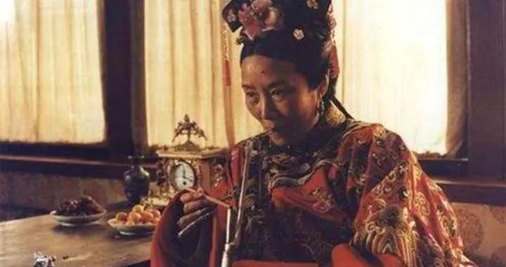 清朝东太后慈安有多狠？一句话斩了慈禧红人，慈禧求情话都不敢说