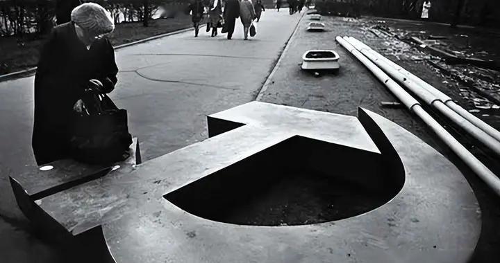 普京亲自立下铁律，告诉俄罗斯人：苏联没了，大家不用一厢情愿