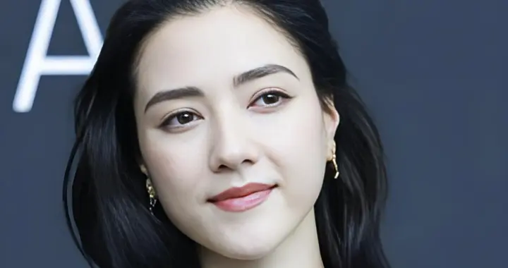 豪门严选实锤！娜然华伦天奴活动造型出圈，小香风秀腿五官超大气